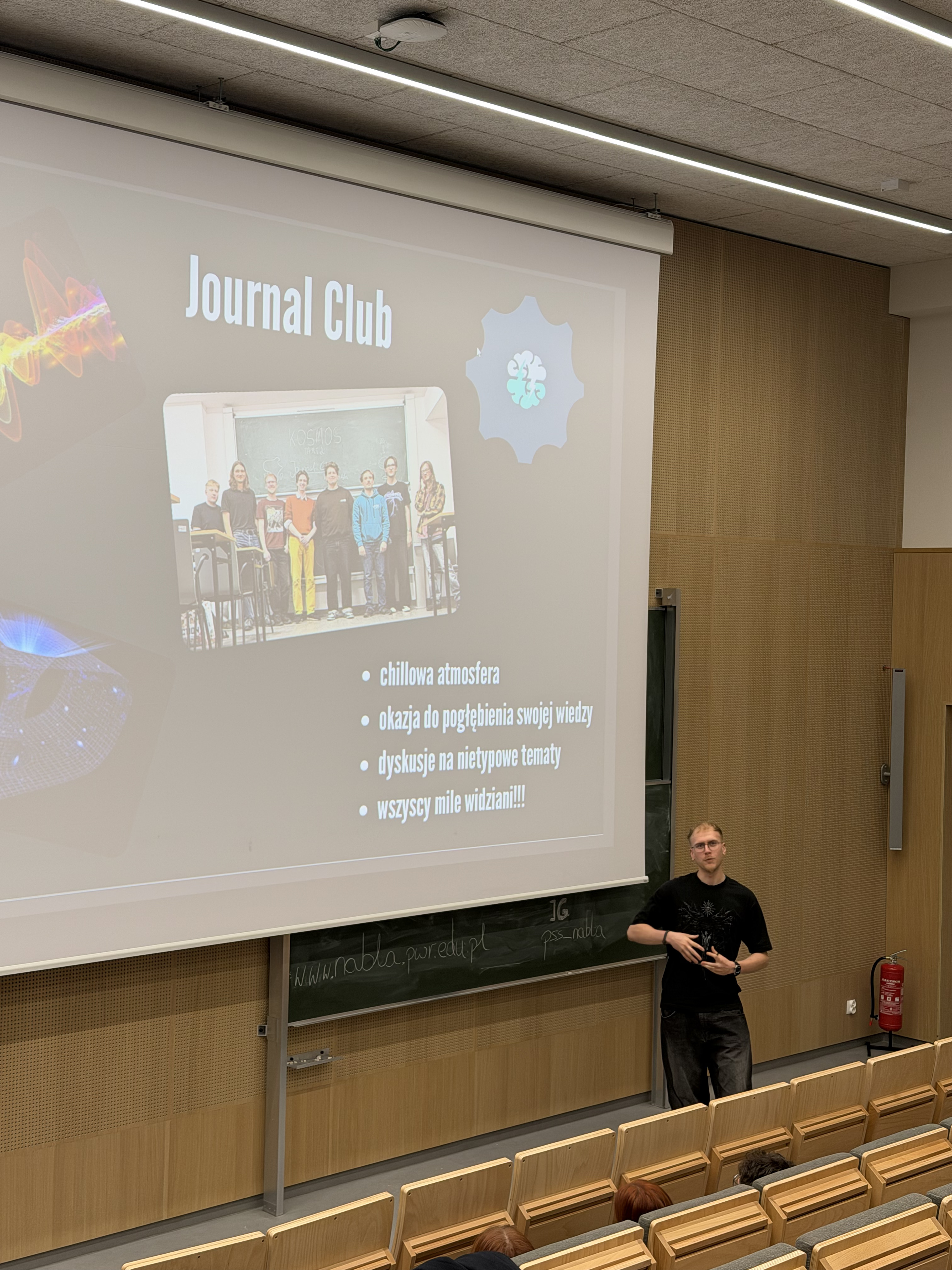 Tymek tłumaczy idee Journal Clubu