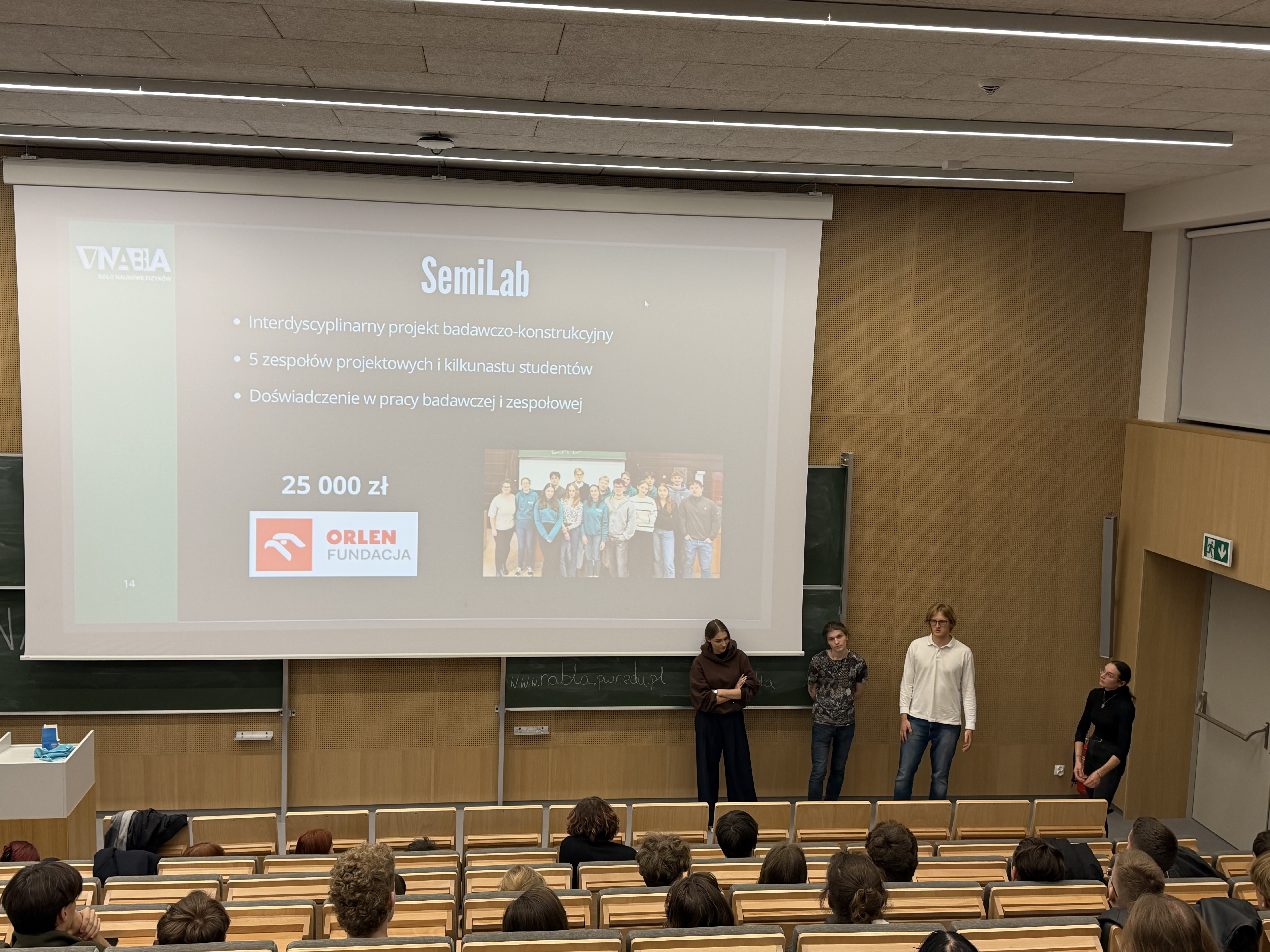Ala, Natalia Michał oraz Janek przedstawiają swoje grupy w projekcie SemiLab