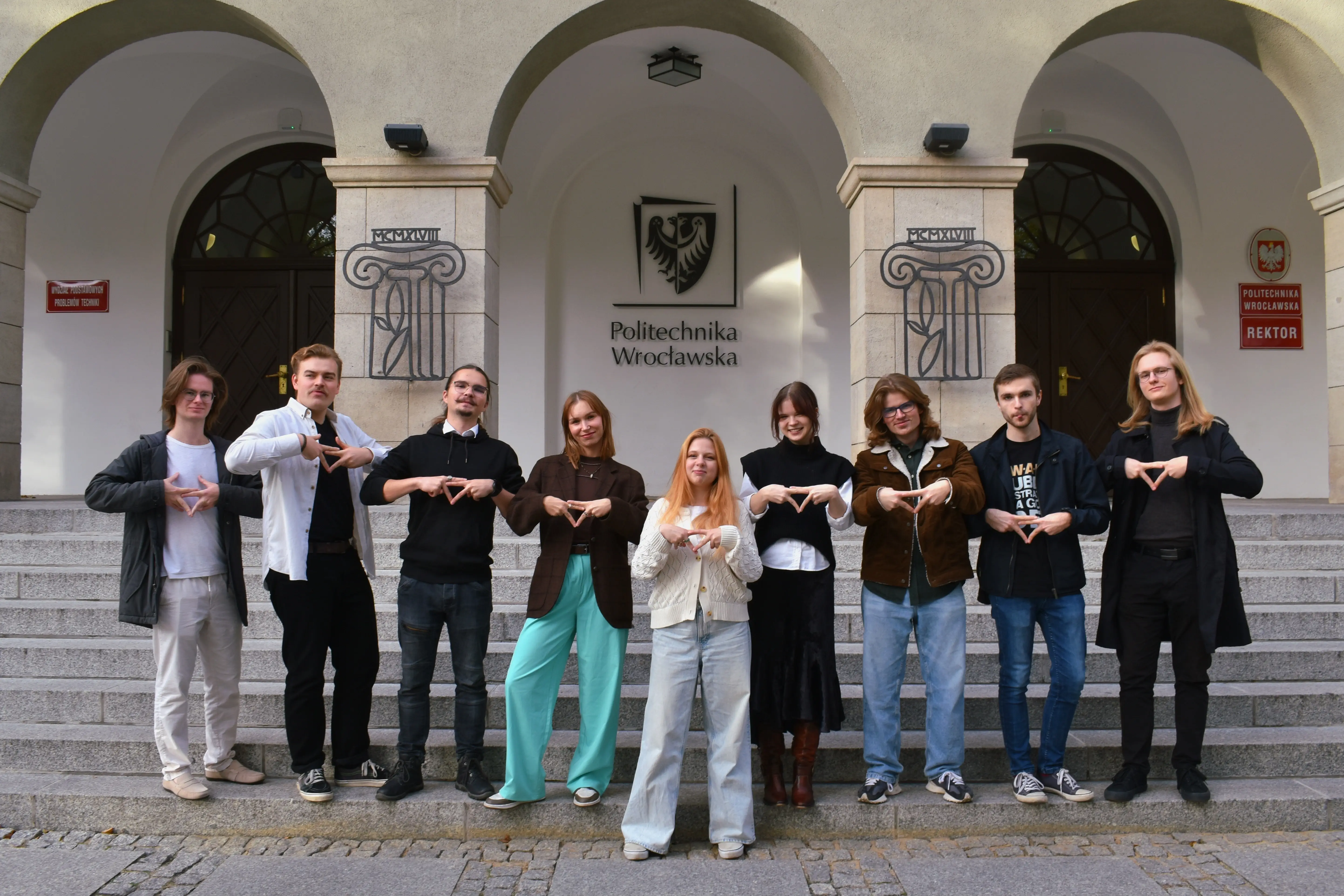 Członkowie Koła Naukowego Fizyki NABLA podczas wspólnego zdjęcia grupowego