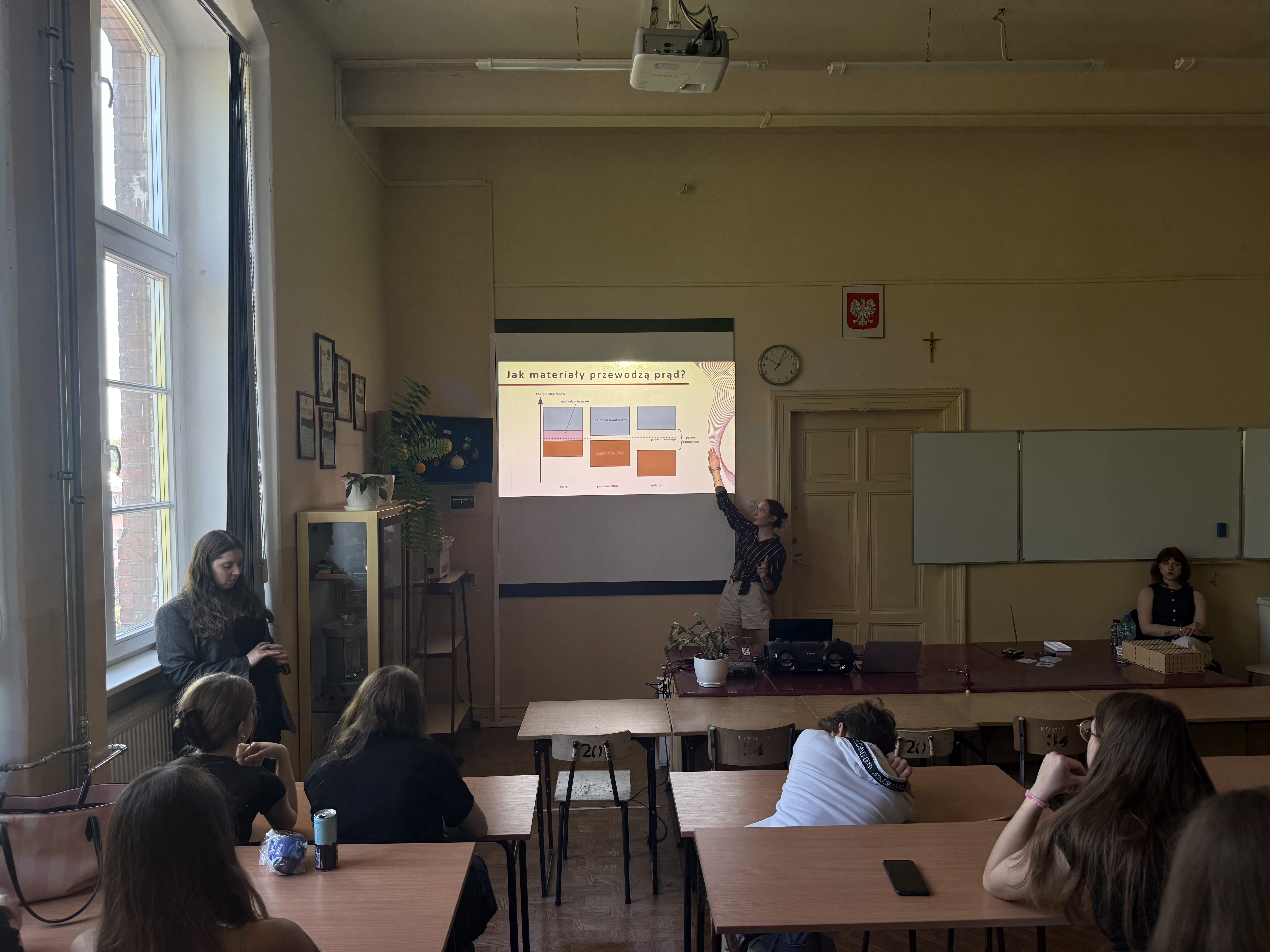 Natalia prezentuje jak działają półprzewodniki